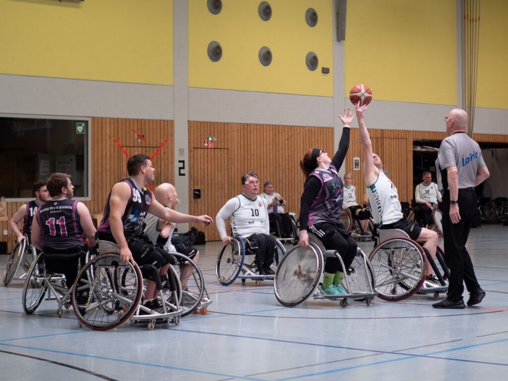 Sascha Scholz im Hochball gegen Saskia Zimmerman