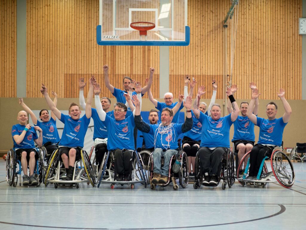 Ein Gruppenfoto der Rolling Chocolate mit Regionalliga Meister T-Shirts. Zu sehen sind: Thomas Gumpert, Nadja Verhoeven, Thilo Prünte, Marc Westermann, Ugur Savluk, Markus Bucher, Beni Scherke, Uwe Bleiker-Schulze, Bruno Trull, Nina Challand, Uta Herrn-Krüger, Sascha Scholz, Bas Raayman