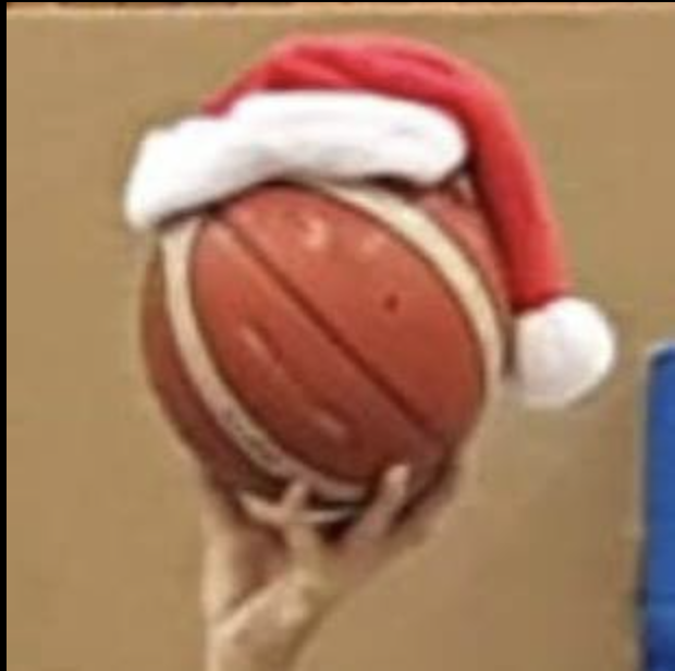 Basketball mit Nikolausmütze