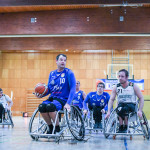 Zwei Heidelberger Rollstuhlbasketballer, einer mit Ball gegen einen Ulmer Gegner