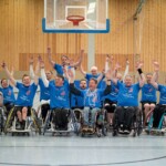 Ein Gruppenfoto der Rolling Chocolate mit Regionalliga Meister T-Shirts. Zu sehen sind: Thomas Gumpert, Nadja Verhoeven, Thilo Prünte, Marc Westermann, Ugur Savluk, Markus Bucher, Beni Scherke, Uwe Bleiker-Schulze, Bruno Trull, Nina Challand, Uta Herrn-Krüger, Sascha Scholz, Bas Raayman