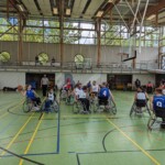 Franca Frey mit dem Ball bereit zum Pass auf die Seite